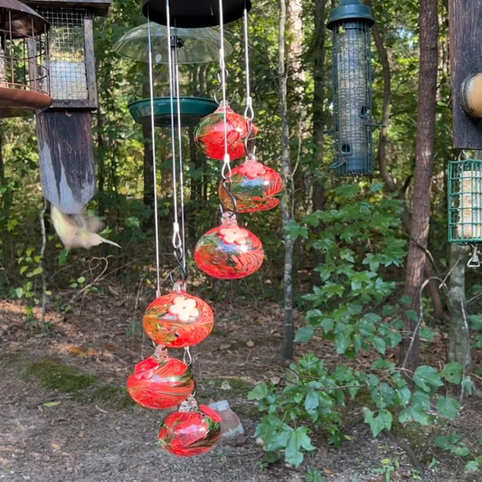 Bezaubernder Kolibri-Futterspender mit Windspiel 